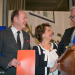 Karl J. Pojer, CEO von Hapag-Lloyd Cruises,  überreicht den von Hapag-Lloyd gesponserten ersten Preis an Marie-Christine Kliess