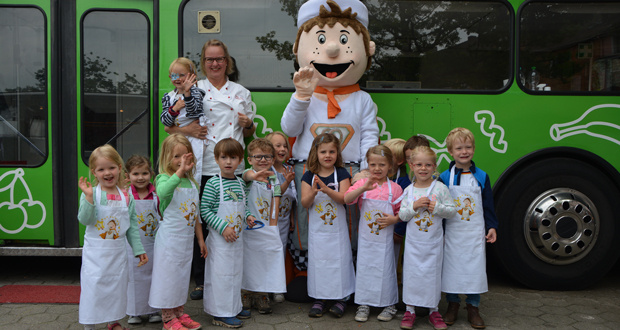 Sabine Möller von Bäcker Körner mit Kindern des evangelischen Kindergartens und dem „Bäckman“