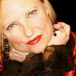 Anna Haentjens spielt Edith Piaf auf dem Theaterschiff Batavia. Foto: Gudrun Heitmann