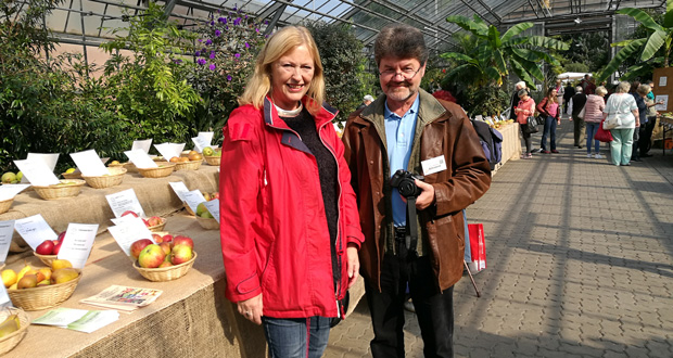 Anne Krischok und die Gesellschaft der Freunde des Botanischen Gartens freuen sich auf die Safternte