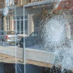 Das Sicherheitsglas hielt den schweren Schlägen stand