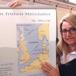 Stefanie Werner, Mitarbeiterin der Maritimen Landschaft Unterelbe, beim Ausstel-lungsaufbau im Foyer