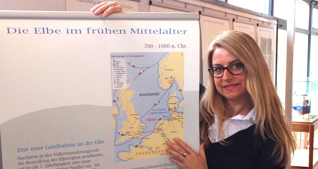 Stefanie Werner, Mitarbeiterin der Maritimen Landschaft Unterelbe, beim Ausstel-lungsaufbau im Foyer