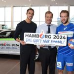 Auto Wichert ist Feuer und Flamme_Bernd Glathe und Sebastian Bayer Leichtathlet und Kevin Schmidt HSv Handballer