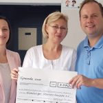 Privatdozent Dr. med. Fabian Fehlauer (rechts, 2. Vorsitzender) übergibt am 01. Juli der überglücklichen Chefärztin der Kinderkrebsstation des Fundeni Krankenhauses, Prof. Dr. Monica Dragomir (Mitte), mit der Patin der Hamburger Sternschnuppe e.V., Dr. Georgeta Nyvold (links), diese großzügige Spende direkt vor Ort. Foto: Hamburger Sternschnuppe