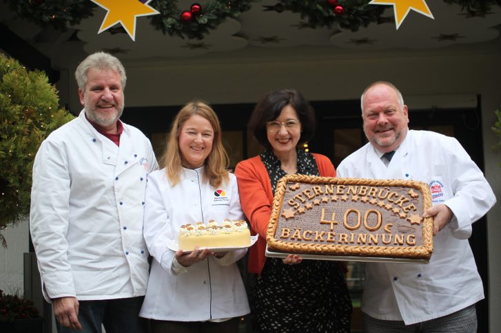 Dirk Hansen, stellv. Obermeister, Katharina Daube, Obermeisterin der Bäcker-Innung Hamburg mit Christiane Schüddekopf, Kinderhospiz Sternenbrücke und Bäckermeister Heinz Hintelmann, Öffentlichkeitsarbeit der Bäcker-Innung