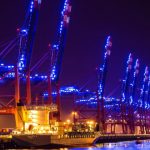 Ab dem 4. September erstrahlt der Hafen in blauem Licht. Foto: Christoph Hilker/ m.ocean-pictures.de