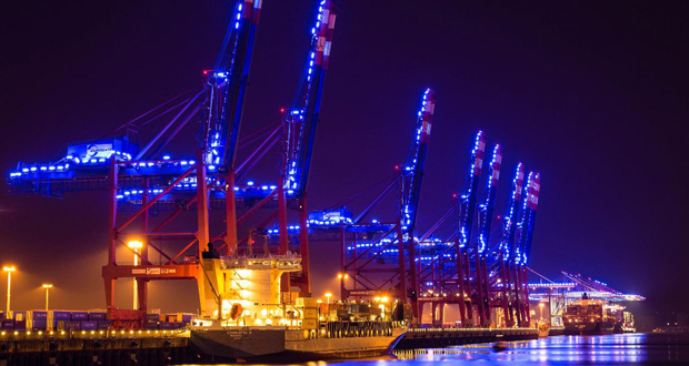 Ab dem 4. September erstrahlt der Hafen in blauem Licht. Foto: Christoph Hilker/ m.ocean-pictures.de