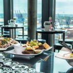 Osterbrunch mit Sicht auf den Hafen (Foto: S. Karstens)