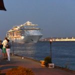 Der Bulln mit der MSC Splendida Foto: Klönschnack