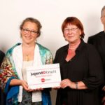 Die Jugend forscht-Betreuungslehrerinnen Andrea Ruhm (links) und Christiane Broschk (rechts) nahmen vom stellvertretenden Jugend forscht-Geschäftsführer Dr. Kock (rechts) und dem geschäftsführenden Gesellschafter von CTS-Reisen, Herrn Eikmeier (links), die Auszeichnung Jugend forscht Schulpreis 2015 entgegen.