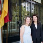 Dorothee Hagen (Präsidentin des Deutsch-Amerikanischen Frauen-Clubs) mit Ehrenpräsidentin und Generalkonsulin Nancy Lynn Corbett  Foto: Sven Junge