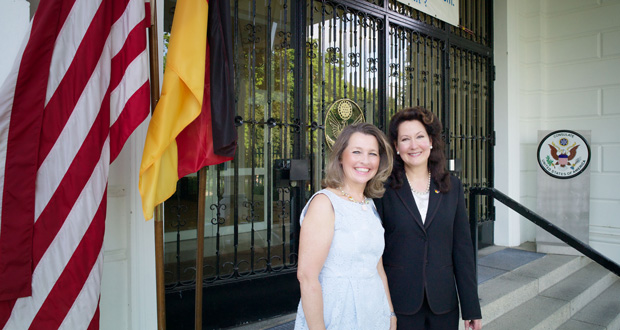 Dorothee Hagen (Präsidentin des Deutsch-Amerikanischen Frauen-Clubs) mit Ehrenpräsidentin und Generalkonsulin Nancy Lynn Corbett  Foto: Sven Junge
