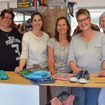 Das Team der Kleiderkammer in der ZEA Rugenbarg freut sich über Spenden und Verstärkung.