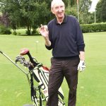 Mike Krüger macht sich bereit für den ersten Abschlag