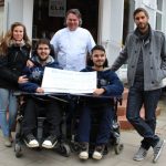 Antonella Cottone, Thomas Sochaczewsky und Giuseppe Crapa-Sanz überreichen den Brüdern Denis und Philip Mingorance-Sanz einen Spendenscheck