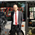 Toralf Müller, Geschäftsführer VHH (links)  präsentierte die zweite E-Bergziege in Hamburg.