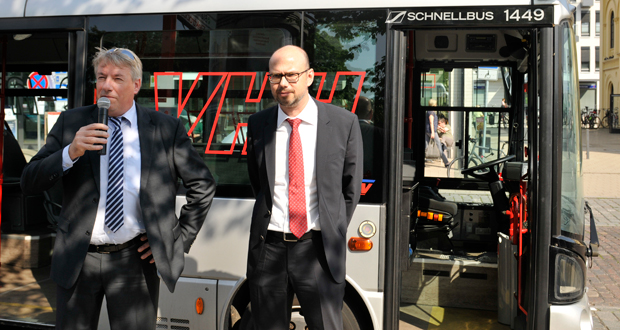 Toralf Müller, Geschäftsführer VHH (links) präsentierte die zweite E-Bergziege in Hamburg.