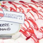 „Erdbeer-Schmand-Kreation“, in den Farben des Leuchtturms