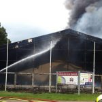 Die Feuerwehr versucht zu retten, was zu retten ist