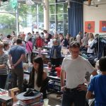 In aller Ruhe nach Kindersachen stöbern (Foto: Familienbildung Wedel)