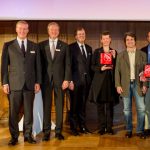 Die Sieger und Laudatoren des Hamburger Handwerkspreis 2015 (v.li.): Dr. Harald Vogelsang und Frank Brockmann (Haspa), Josef Katzer (Handwerkskammer), Buchbinderin Anett Arnold, Jan Rinneberg, Andi Lang, Harald Gorth und Dominik Dorawa (Hamburger Metallbildner). (Foto: Haspa)