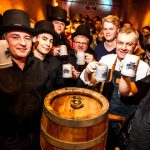 Mit Steinkrug und Zylinder die fünfte Jahreszeit einläuten  (Foto: Henning Angerer)