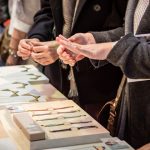 Handgemachter Schmuck ist auf dem Markt sehr beliebt (Foto: Julia Koplin)