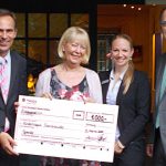 Freude über die Spende von 1.000 Euro: Haspa-Mitarbeiter Jan-Peter Gast, Almut Heins und Carsten Hopf überreichen den Scheck an Ute Nerge (Sternenbrücke, 2. v. li.).