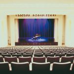 AstraZeneca Wedel lädt zum Open Air-Kino auf dem Firmengelände ein