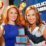 Ina Menzel und Christina Rann beim Dosenwerfen