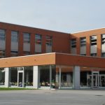 Auf dem Gelände der Internationalen Schule findet ein Sommerfest mit Flohmarkt statt.