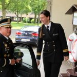 Internationaler Besuch in der Reichspräsident-Ebert-Kaserne: Oberstleutnant Remmer Kutcher (rechts) begrüßt den U.S.-Verteidigungsattaché in Deutschland, Colonel Gregory Broeker (links).