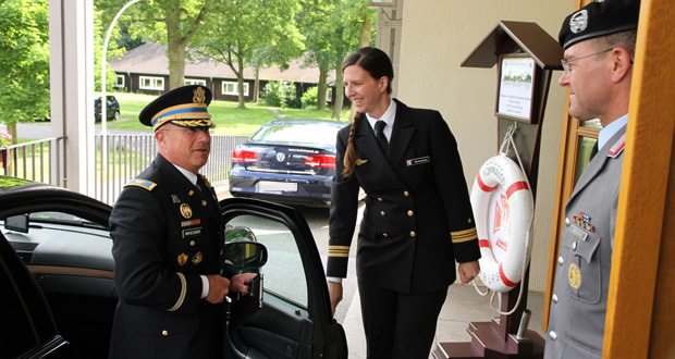 Internationaler Besuch in der Reichspräsident-Ebert-Kaserne: Oberstleutnant Remmer Kutcher (rechts) begrüßt den U.S.-Verteidigungsattaché in Deutschland, Colonel Gregory Broeker (links).