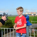 Kapitätn Brill zeigt traditionelle Navigationstechniken mit Hilfe eines Sextanten. Foto: Maritime Landschaft Unterelbe GbR