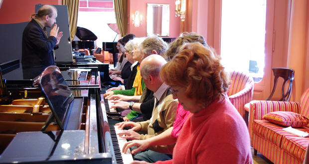 Auch als Erwachsener noch das Klavierspiel lernen (Foto: Jens Schlichting)