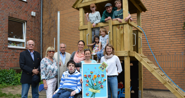 Norbert Krapp, Erika Hageböke, Klaus Hosemann, Katrin Renatus und Miriam Leistenschneider vom Lions-Club freuten sich über das selbstgebastelte Dankeschön der Kinder