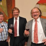 Gastronom Volkmar Preis (rechts) mit Gästen bei einem Weinabend im Landhaus Dill