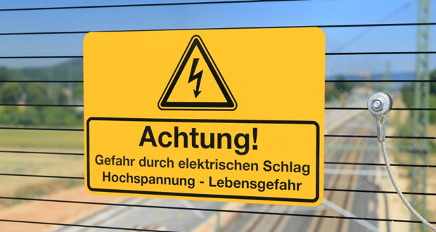 Warnschilder der Bahn schrecken viele Jugendliche nicht ab. Foto: DB AG/Uwe Miethe