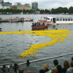 Beim Lions-Entennrennen gehen 10.000 Enten auf's Wasser.