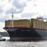 Die MSC Zoe mit Schlepper Foto: Helmut Schwalbach