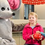 Kinder, die ihr Erspartes zur Haspa bringen, können sich mit „Manni, die Maus“ fotografieren lassen. (Foto: Haspa)