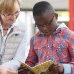 1:1 Betreuung mit einem Schüler und einer Mentorin. Foto: MENTOR HAMBURG e.V.