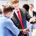 Mit Unternehmen im Gespräch auf der Firmenkontaktmesse in Wedel (Foto: FH Wedel)