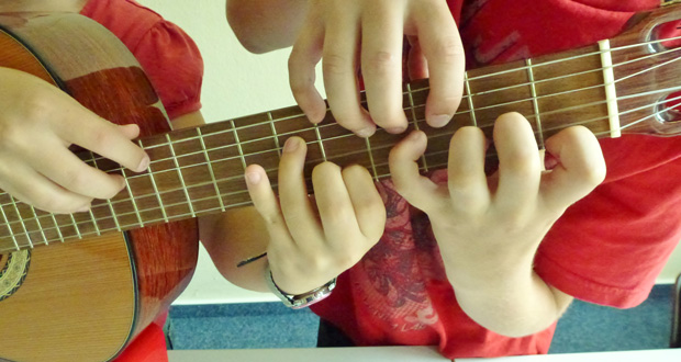 Die Musikschule in Wedel lehrt den richtigen Umgang mit der Gitarre