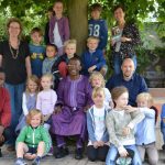Herzlicher Empfang an der Katholischen Schule Blankenese für Rainbow-Schulleiter Charles Morfaw aus Kamerun (Mitte), umrahmt von Schulleiterin Martina Overmeyer (links) und den Pädagogen Rita Hannemann und Christoph Behr (rechts). Foto: C. Schommer