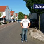 Andreas Bernau zwischen den Häüsern im Orchideenring und der Rückseite der BMW-Niederlassung. Foto. Privat