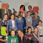 Dirk Greshake, Geschäftsführer von AstraZeneca Deutschland, mit Kindern der Albert-Schweitzer-Schule (ASS) in Wedel