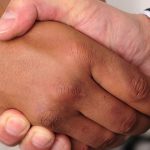 Das DRK betreibt seit Ende September 2015 die Zentrale Erstaufnahme Rugenbarg im Stadtteil Osdorf. Hierfür werden Paten gesucht.