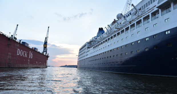 Die "Saga Sapphire" liegt in traumhafter Kulisse im Hafen von Hamburg vor Anker. Foto: Helmut Schwalbach